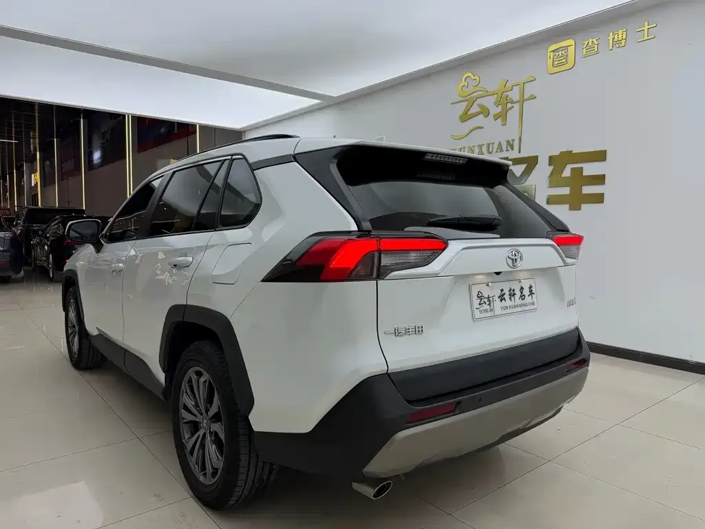 Toyota RAV4 — фото 8