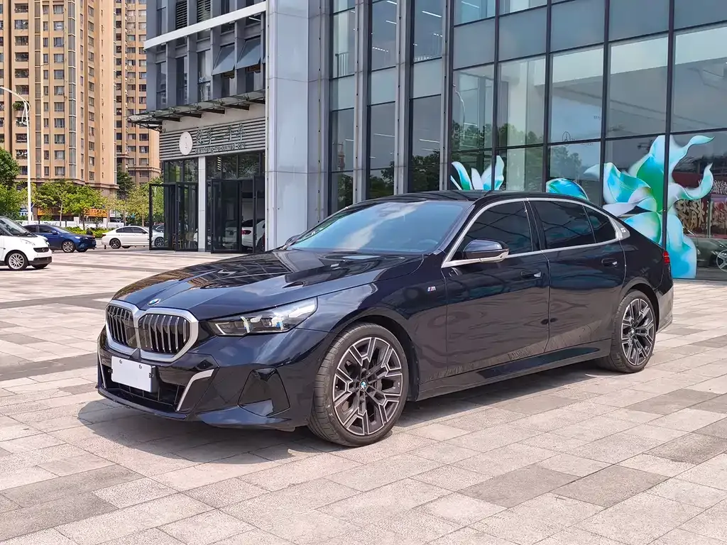 BMW 5 Series — фото 1