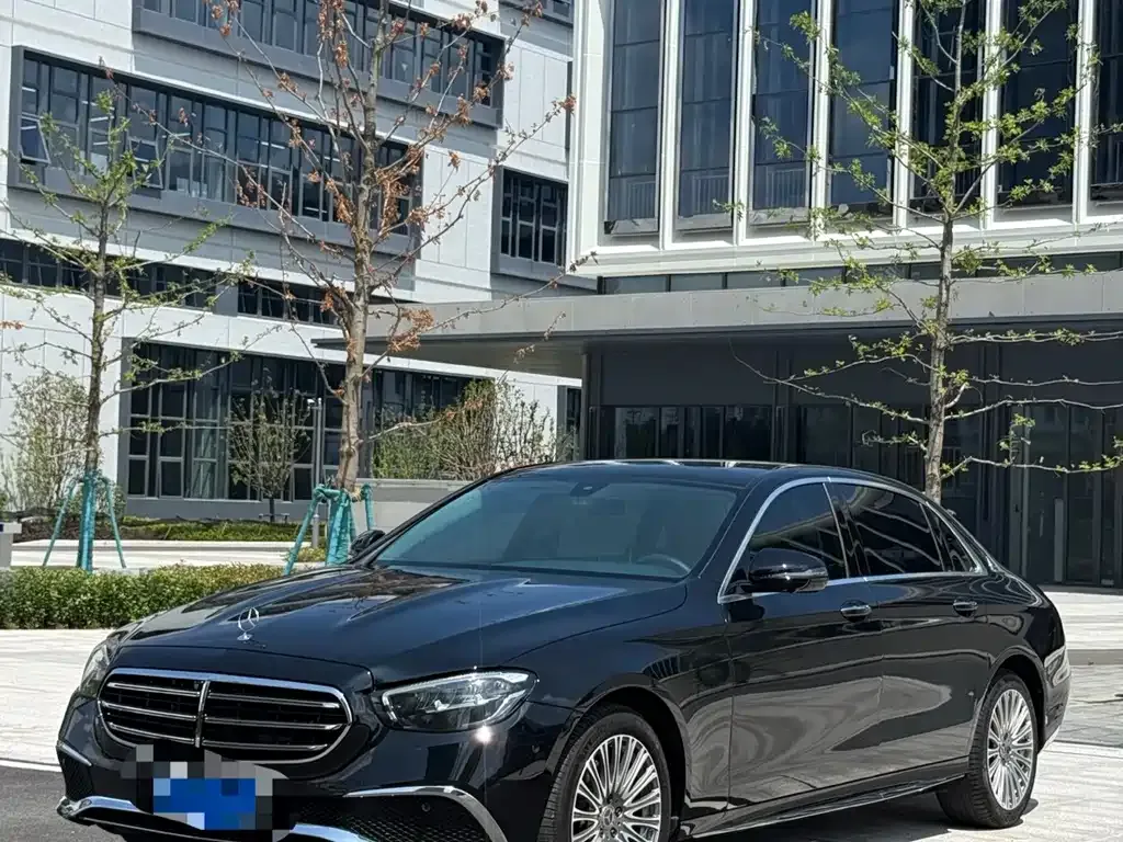 Mercedes-Benz E-Class — фото 1