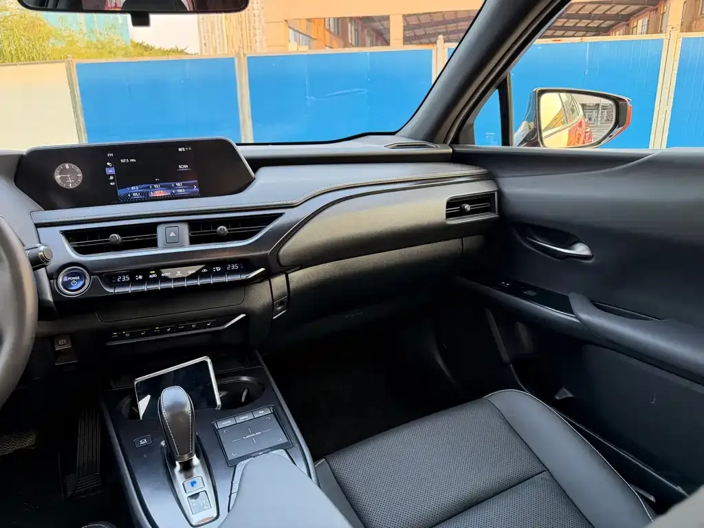 Lexus UX New Energy — фото 10