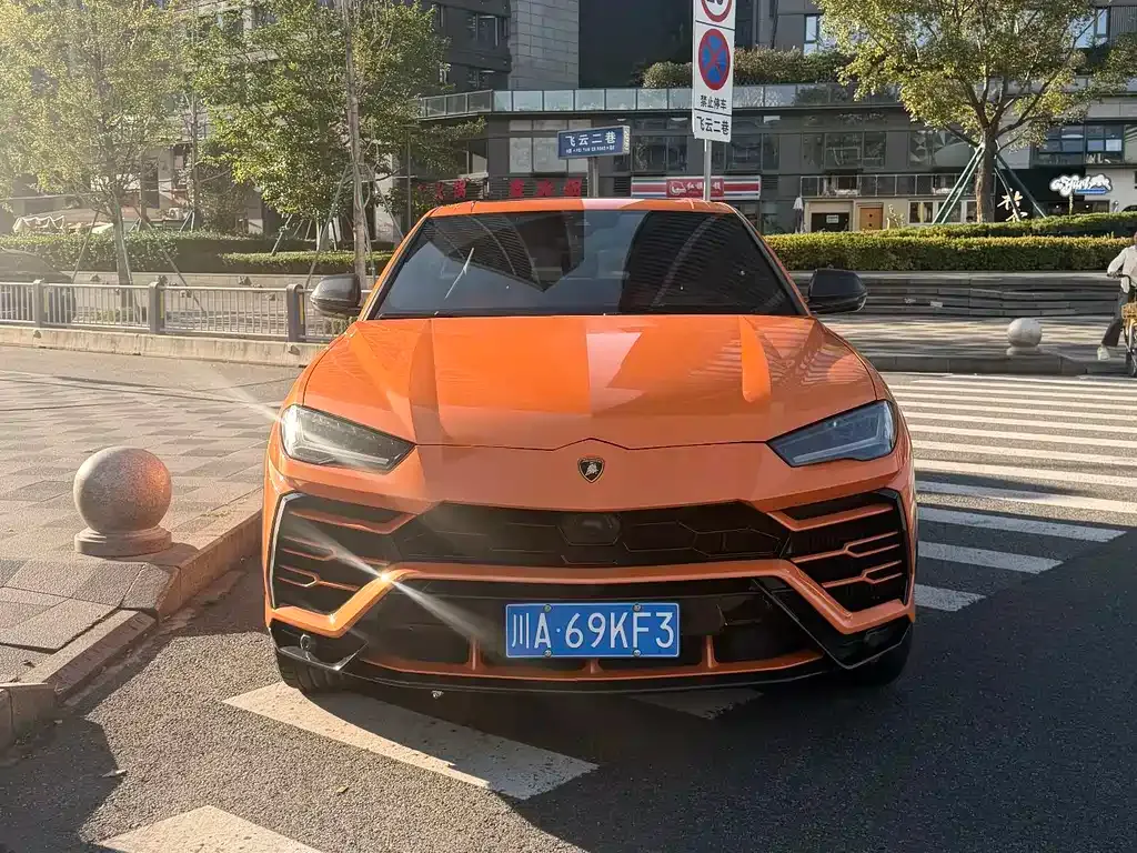 Lamborghini Urus — фото 1