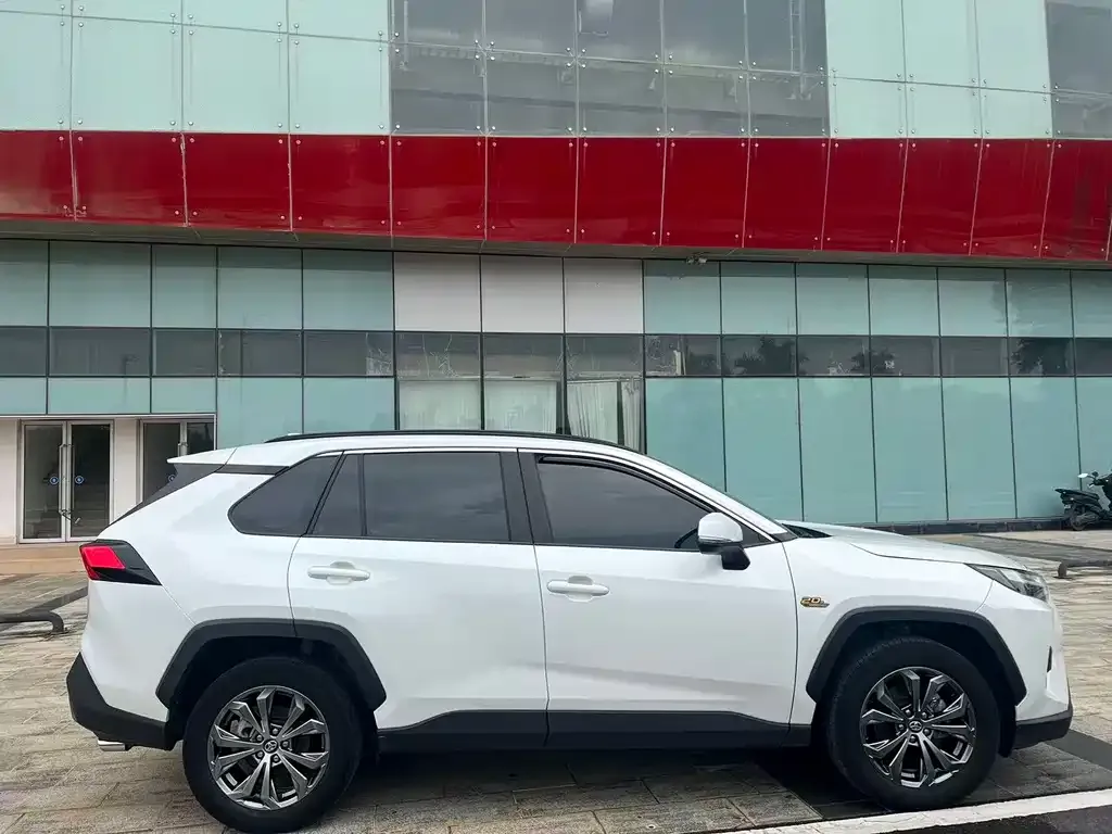 Toyota RAV4 — фото 5