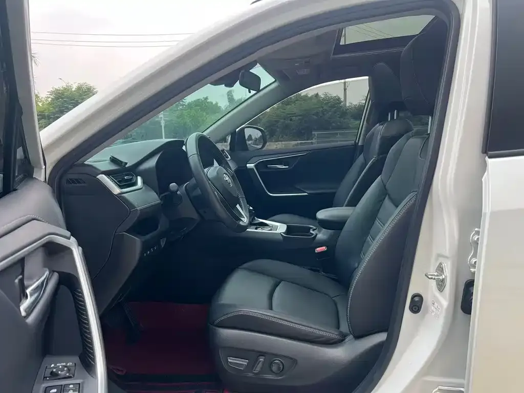 Toyota RAV4 — фото 7
