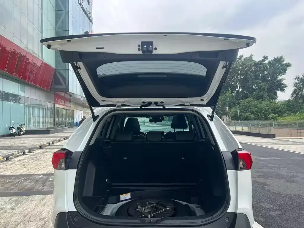 Toyota RAV4 — фото 8