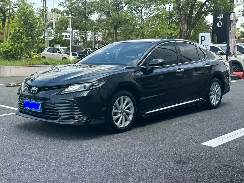 Toyota Camry — фото 1