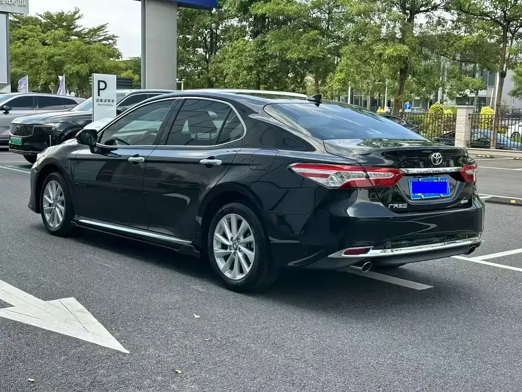 Toyota Camry — фото 7
