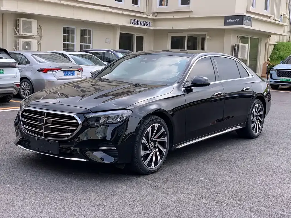 Mercedes-Benz E-Class — фото 1
