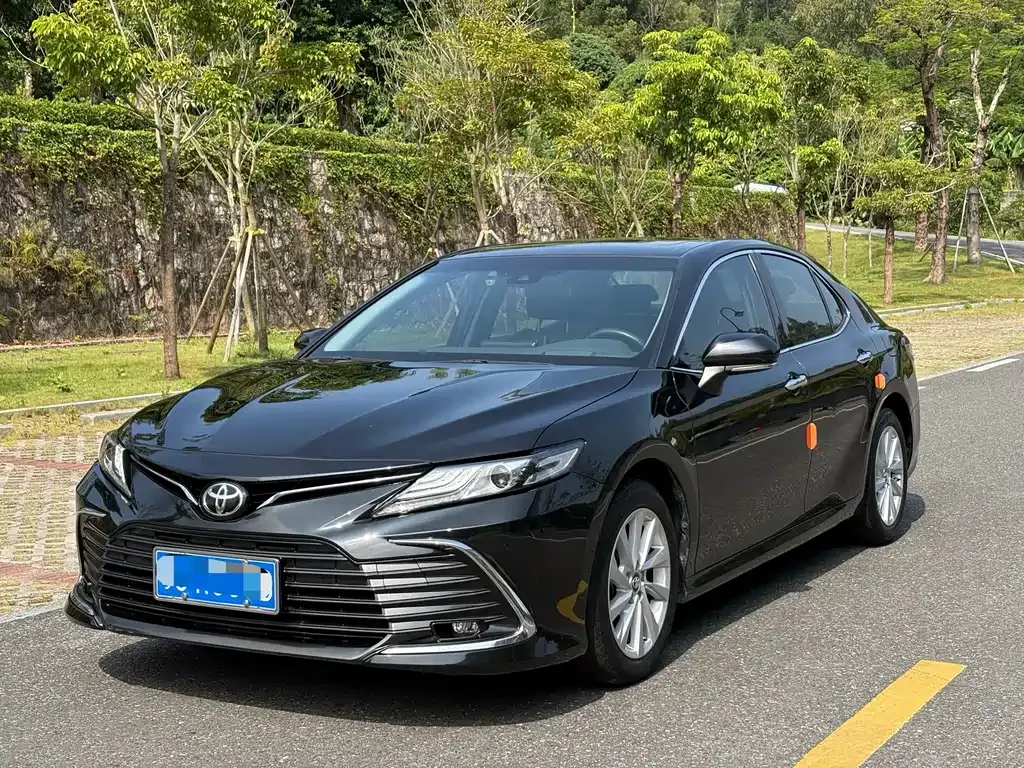 Toyota Camry — фото 1