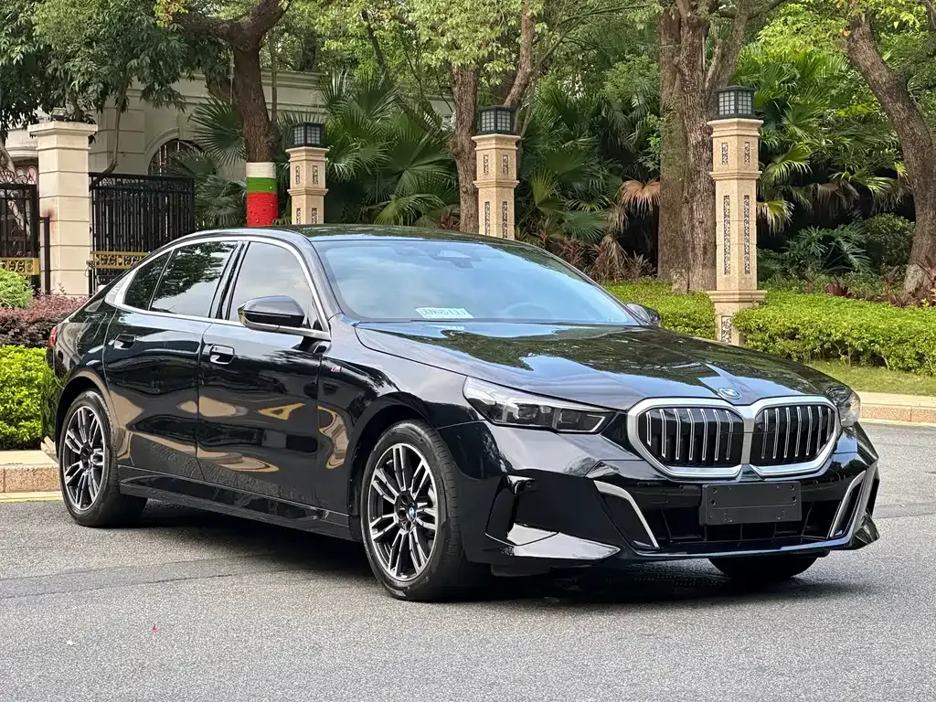 BMW 5 Series — фото 1