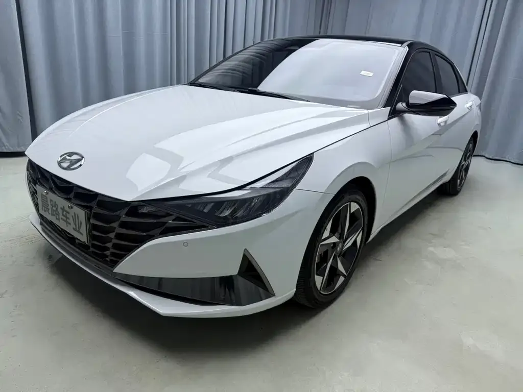 Hyundai Elantra — фото 1