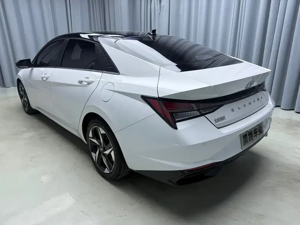 Hyundai Elantra — фото 3