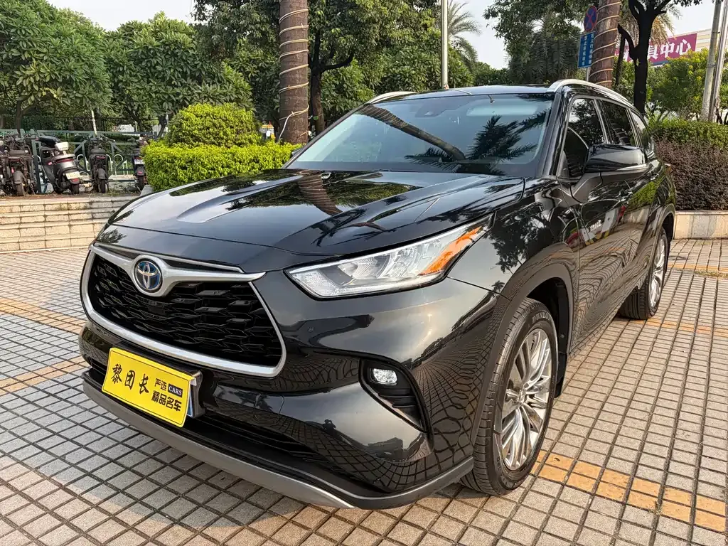 Toyota Highlander — фото 1