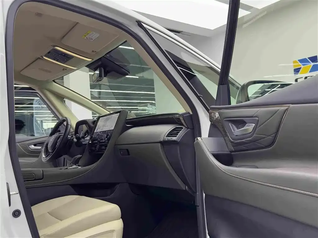 Toyota Alphard — фото 9