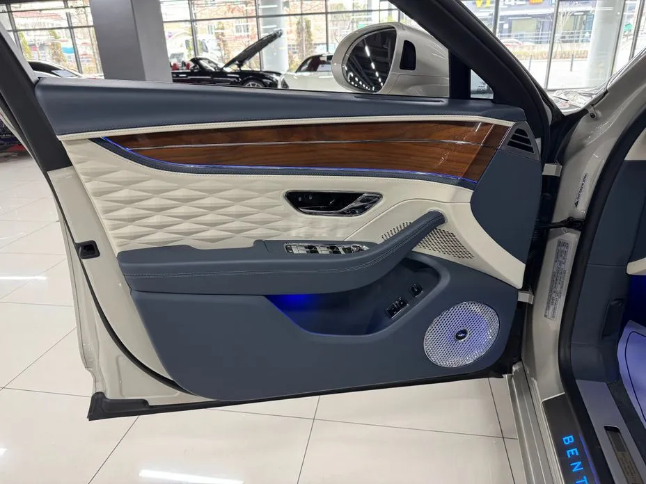 Bentley Flying Spur — фото 8