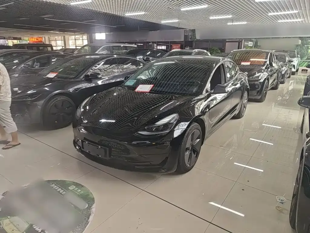 Tesla Model 3 — фото 1