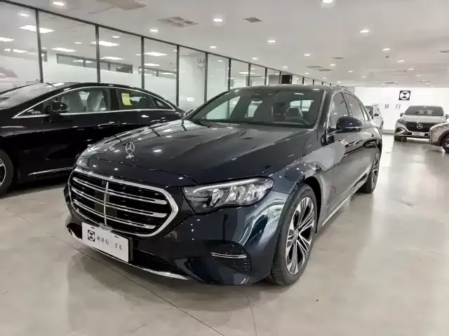 Mercedes-Benz E-Class — фото 1