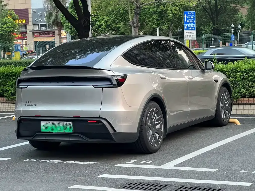 Tesla Model Y L — фото 7