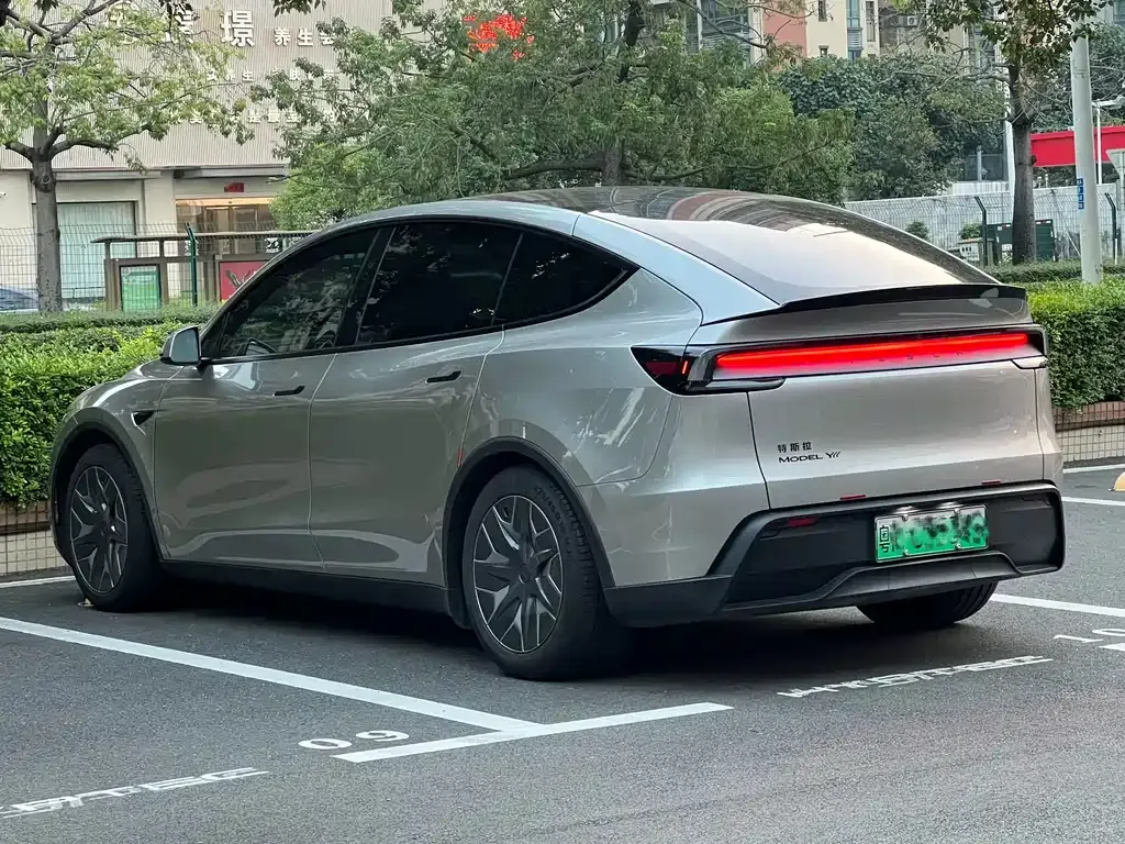 Tesla Model Y L — фото 9
