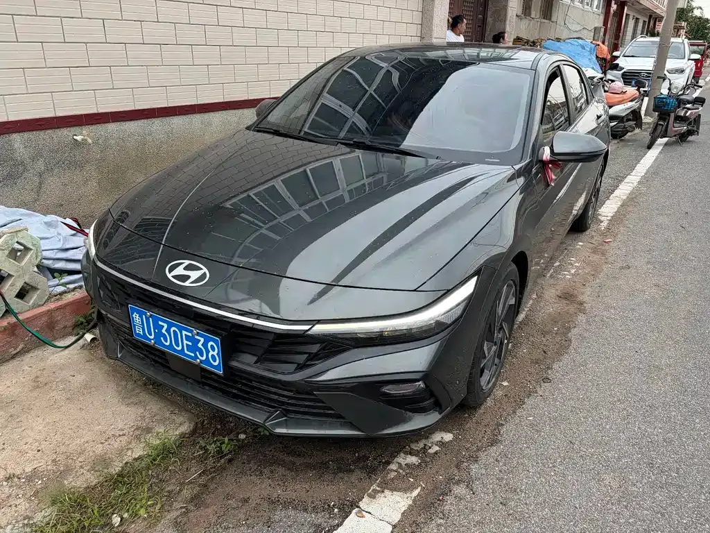 Hyundai Elantra — фото 1