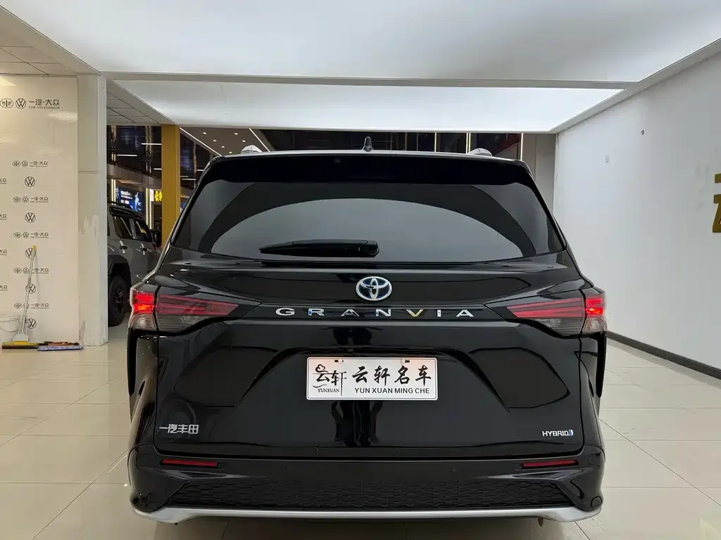 Toyota Granvia — фото 2