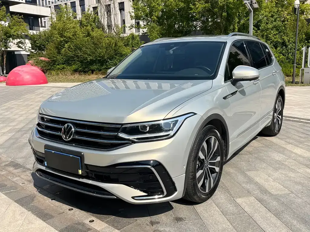 Volkswagen Tiguan L — фото 1