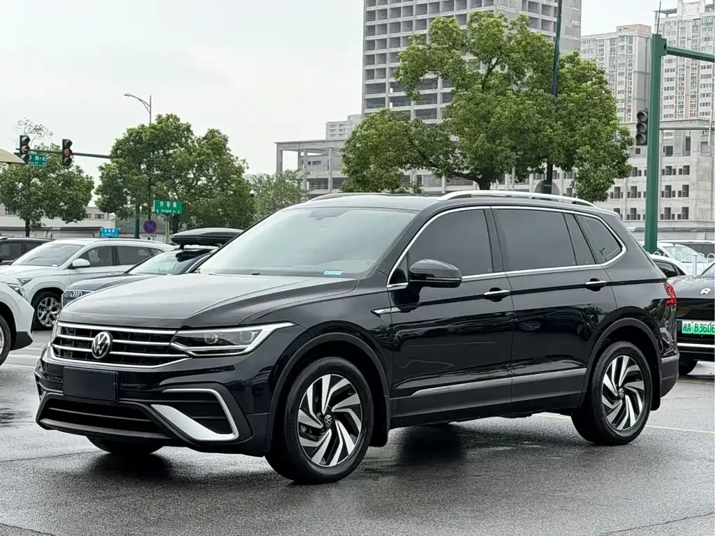 Volkswagen Tiguan L — фото 1