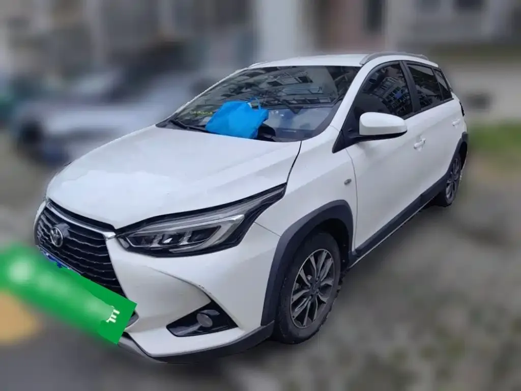 Toyota Yaris L — фото 1
