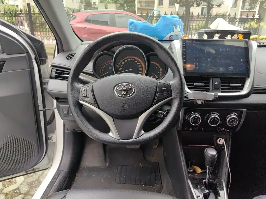 Toyota Yaris L — фото 10