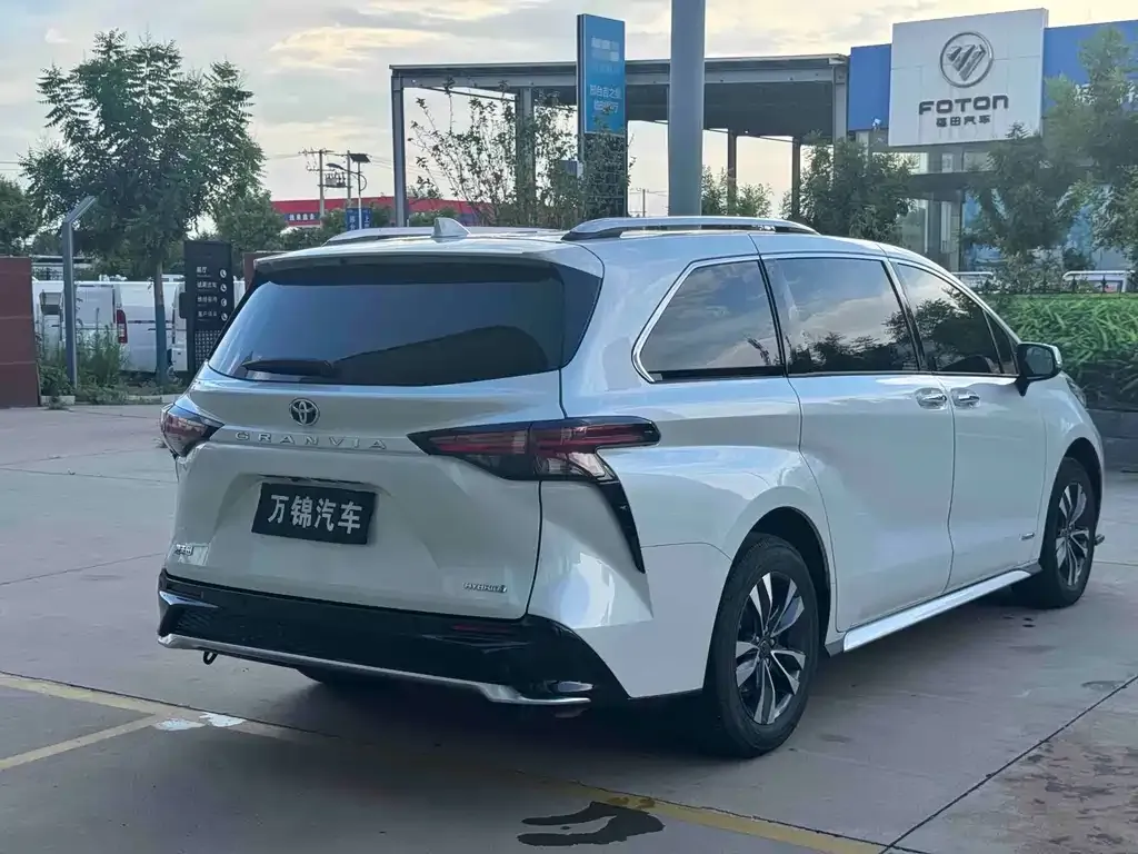 Toyota Granvia — фото 4
