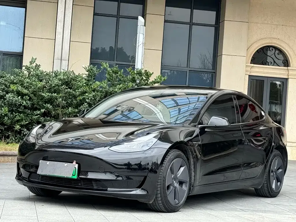 Tesla Model 3 — фото 1