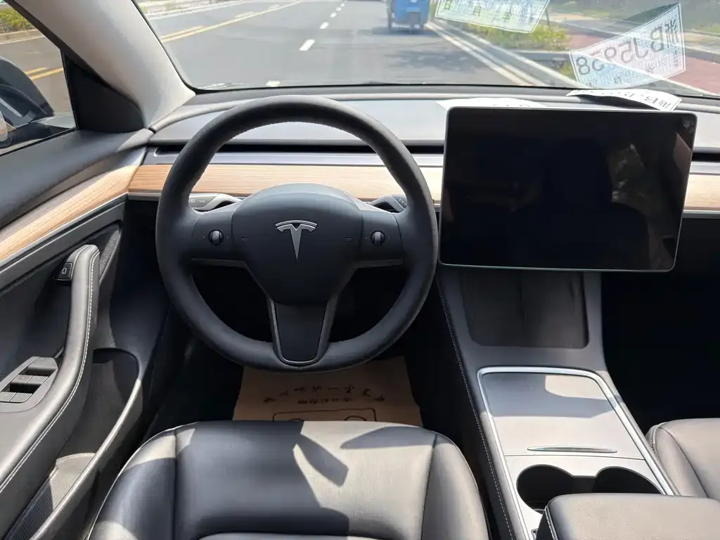 Tesla Model 3 — фото 8