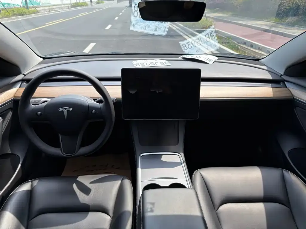 Tesla Model 3 — фото 9