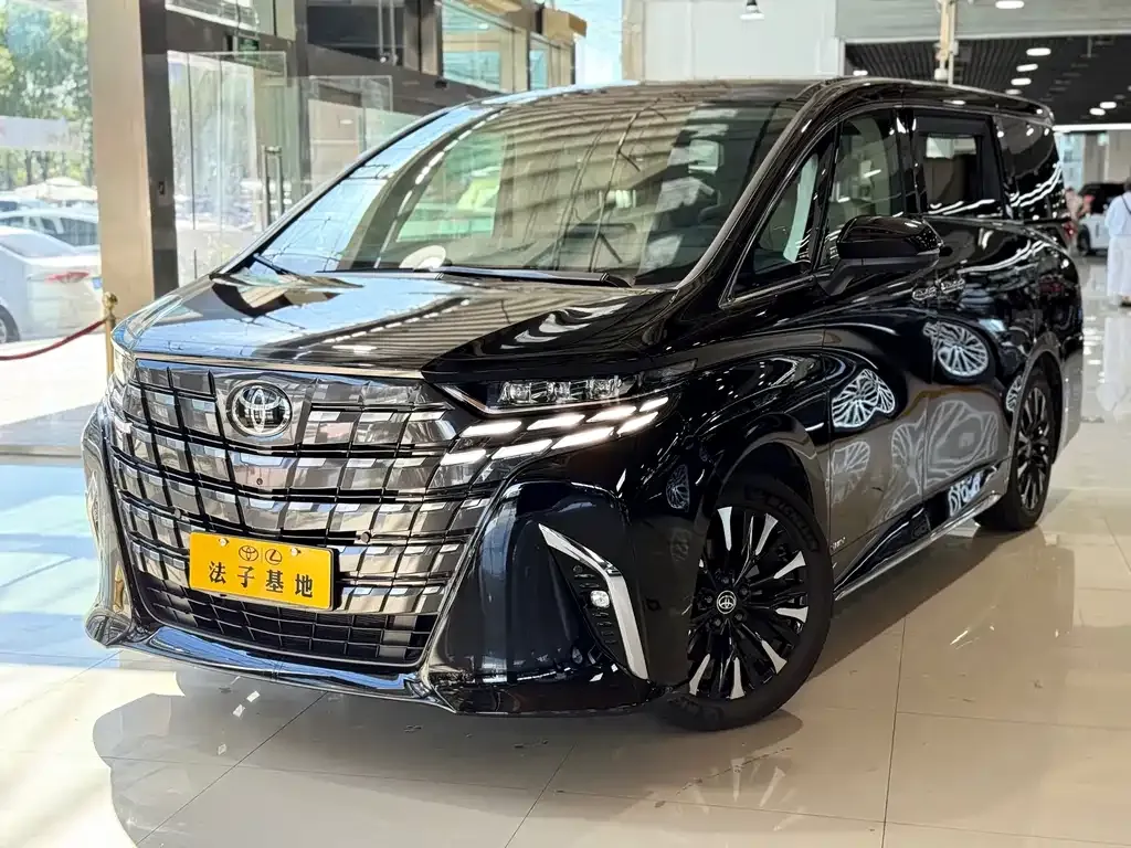 Toyota Alphard — фото 1