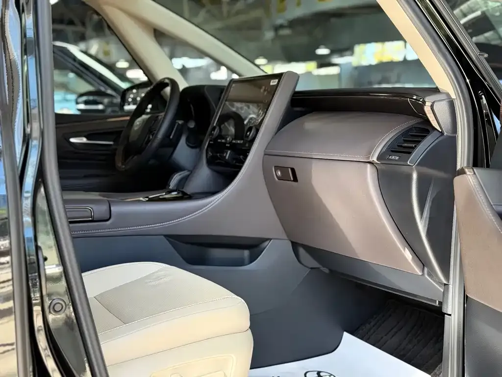 Toyota Alphard — фото 6