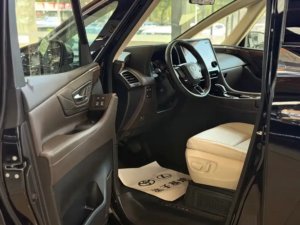 Toyota Alphard — фото 3