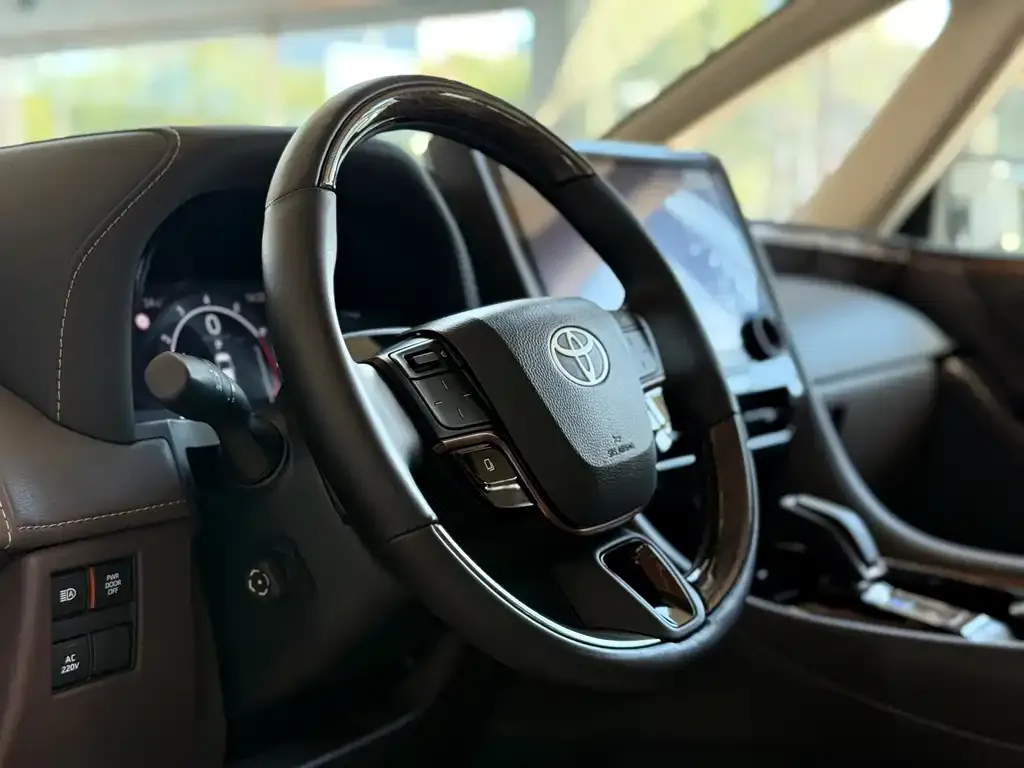 Toyota Alphard — фото 8