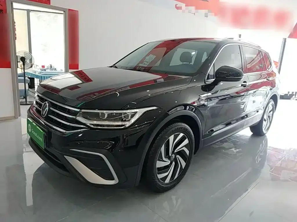 Volkswagen Tiguan L — фото 1