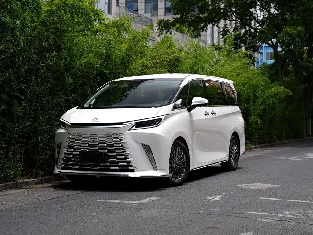 Lexus LM — фото 1