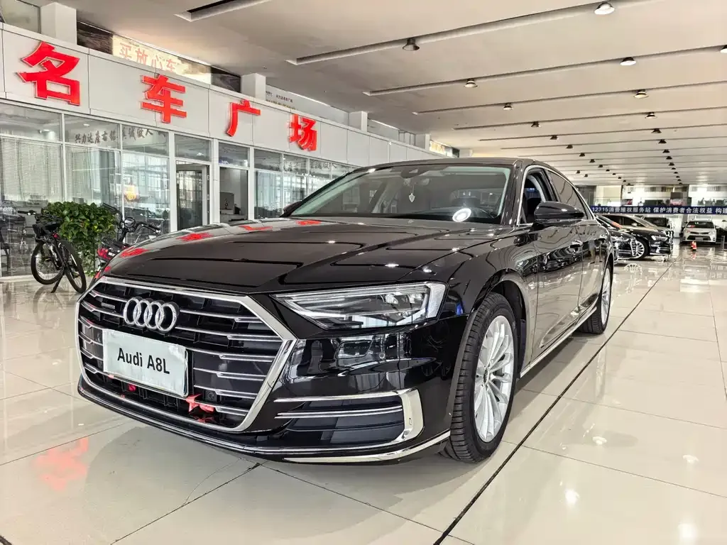 Audi A8 — фото 1