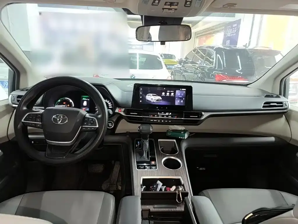 Toyota Granvia — фото 2