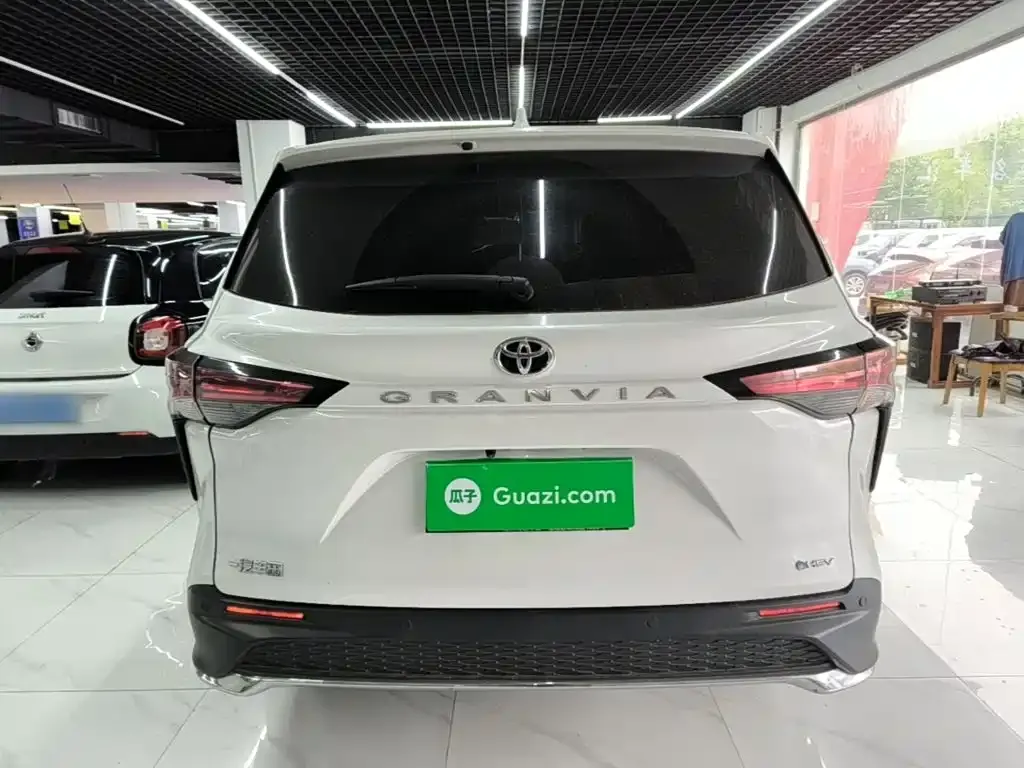 Toyota Granvia — фото 7