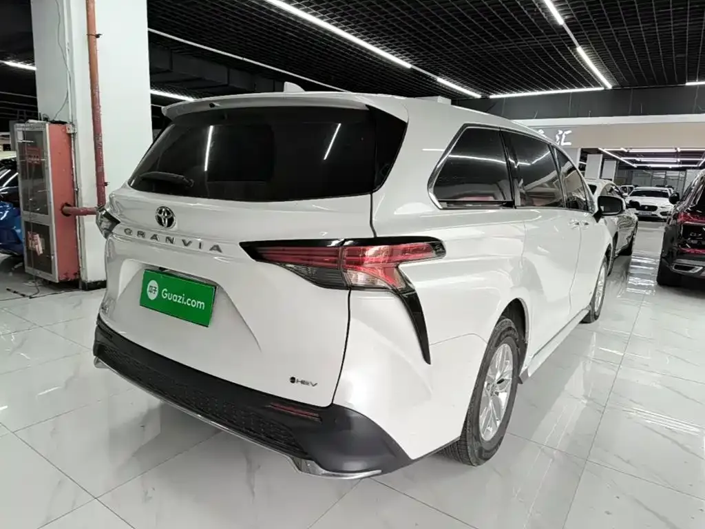 Toyota Granvia — фото 8