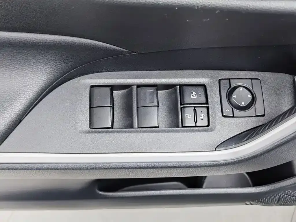 Toyota RAV4 — фото 8