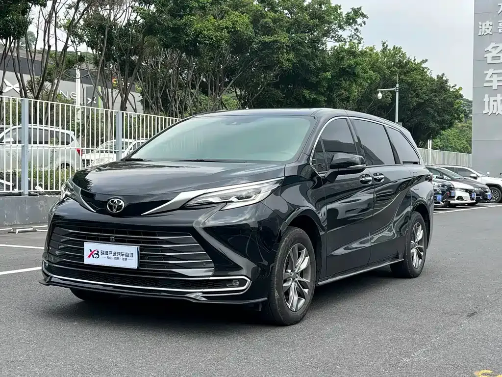 Toyota Sienna — фото 1