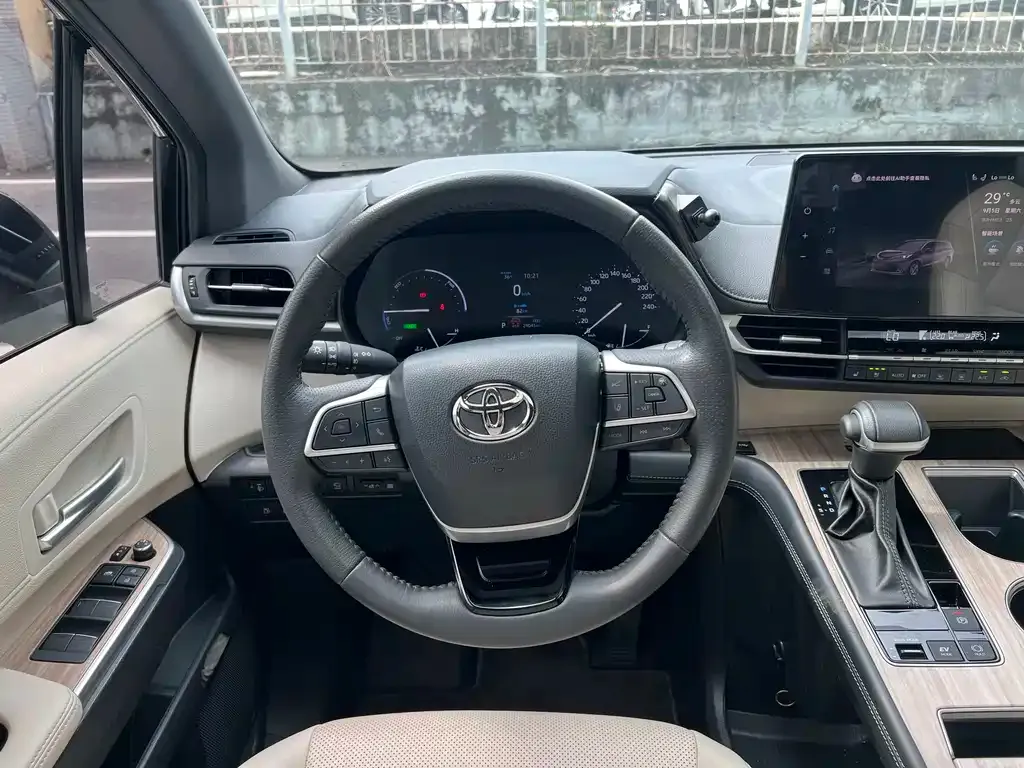 Toyota Sienna — фото 7