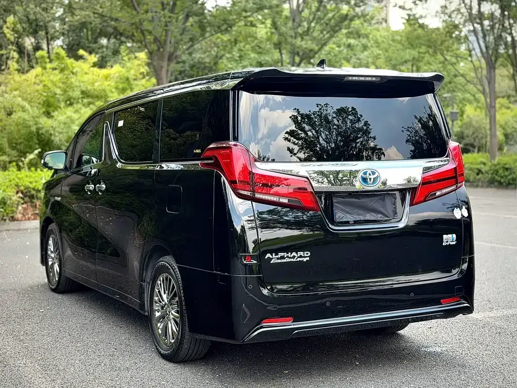 Toyota Alphard — фото 4