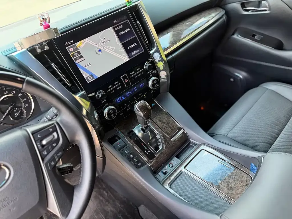 Toyota Alphard — фото 2