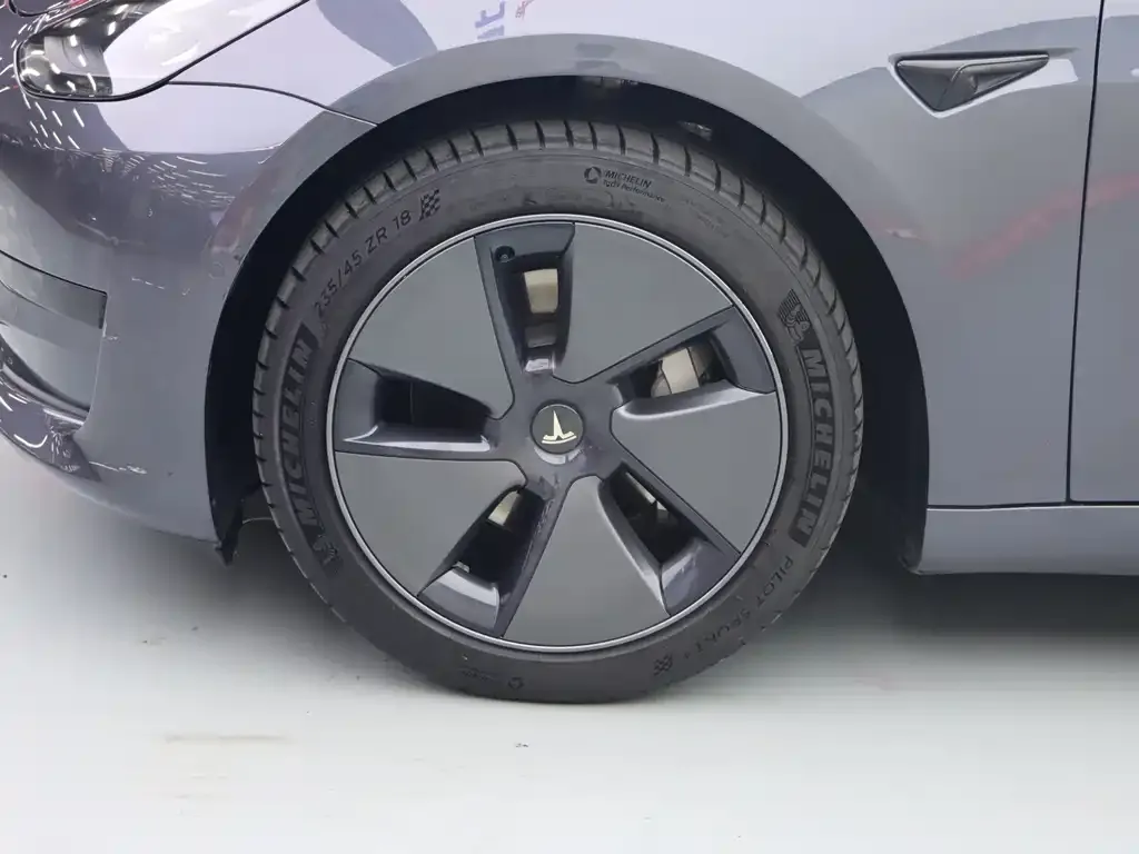 Tesla Model 3 — фото 9