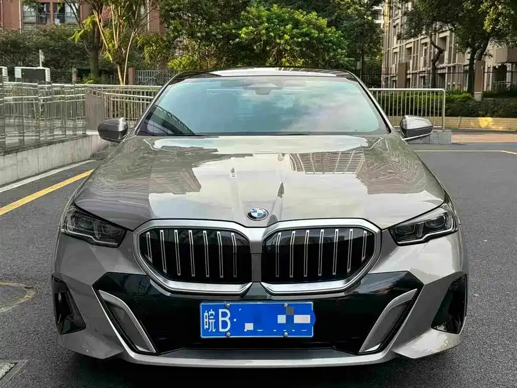 BMW 5 Series — фото 1
