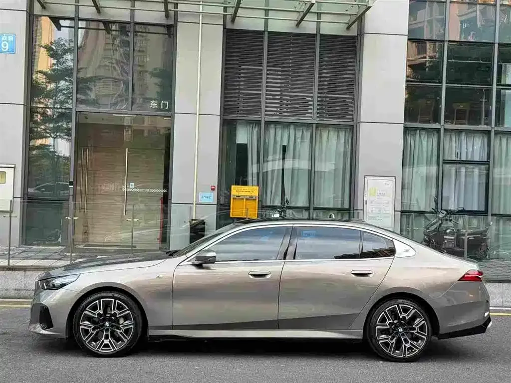 BMW 5 Series — фото 5